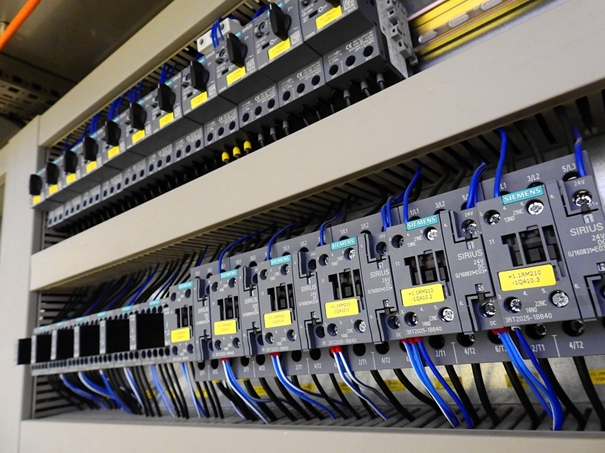 1642067612326229.jpg 斷路器進(jìn)口報關(guān)公司_副本.jpg